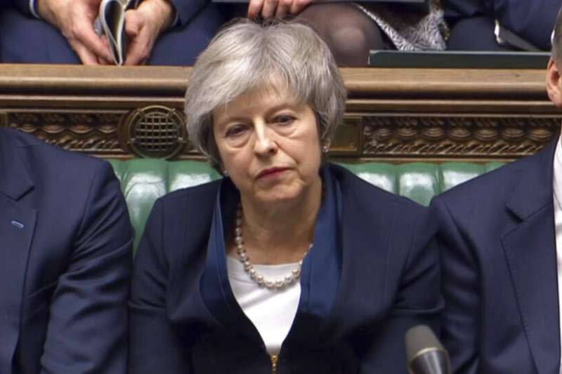 面對脫歐協議遭到否決，英國首相梅伊在下議院神態頹喪。（美聯社）
