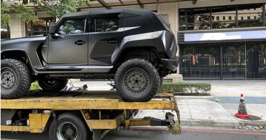 「Rezvani Taiwan 雷神台灣總代理」爆發疑似一車多賣後，1名受害人6月22日僱用拖車，強行將雷神坦克從展間運走。（圖／翻攝自受害人臉書）