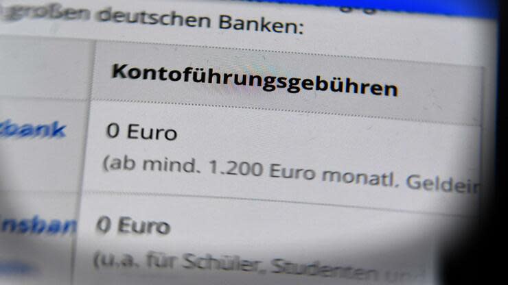 400 von 1300 befragten Banken haben 2019 die Preise für Girokonten erhöht. Foto: dpa