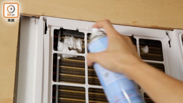 定期清洗隔塵網及金屬片上的塵埃及霉菌，有效解決冷氣唔凍問題。