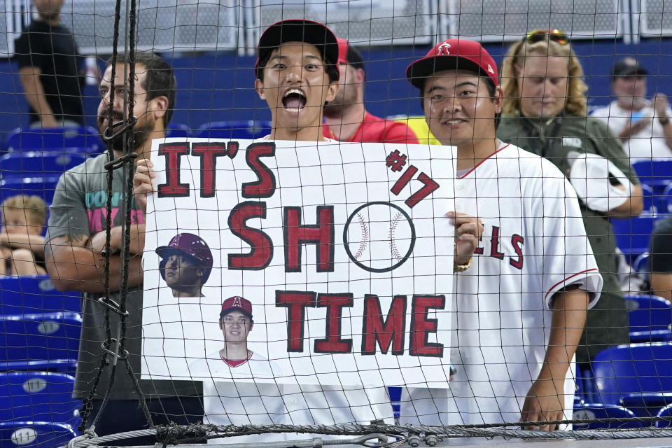 Aficionados con un cartel de aliento a Shohei Ohtani, lanzador de los Angelinos de Los Ángeles, previo a un juego contra los Marlins de Miami, el 6 de julio, en Miami. (AP Foto/Lynne Sladky)