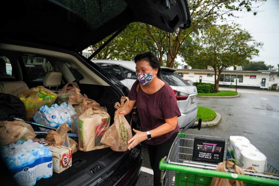 Leslie Crowell compró agua, toallas de papel y otros comestibles el miércoles 11 de noviembre de 2020 en Publix en preparación para la tormenta tropical Eta en Tampa, Florida.