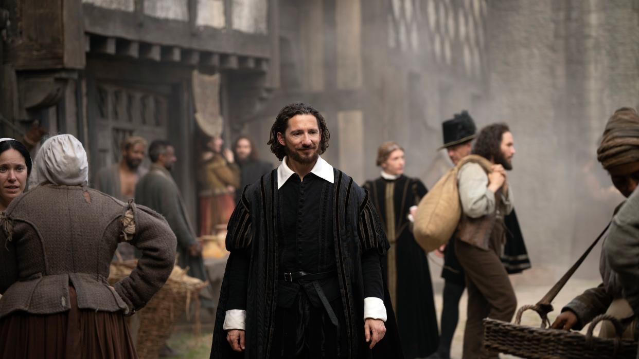  William Shakespeare (Daniel Boyarsky) walks through the streets of London in Shakespeare: Rise of a Genius. 