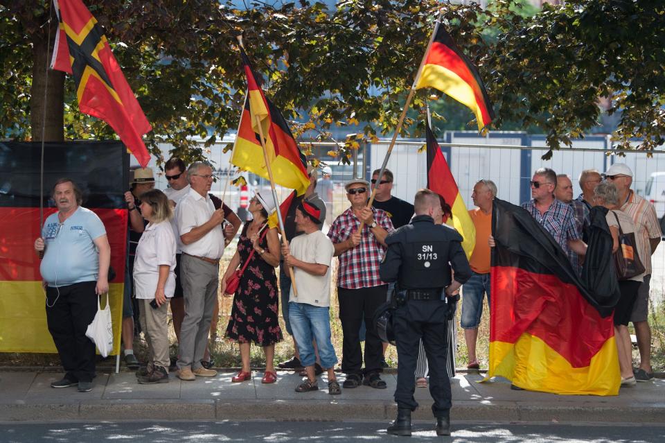 Eine Gruppe von Demonstranten am Rande eines Pegida-Aufzugs in Dresden. (Bild: Getty Images)