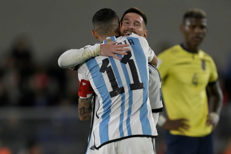 (ARCHIVO) Lionel Messi y Ángel Di Maria se abrazan durante un partido de la eliminatoria sudamericana al Mundial-2026 ante Ecuador el 7 de septiembre de 2023 en Buenos Aires (JUAN MABROMATA)