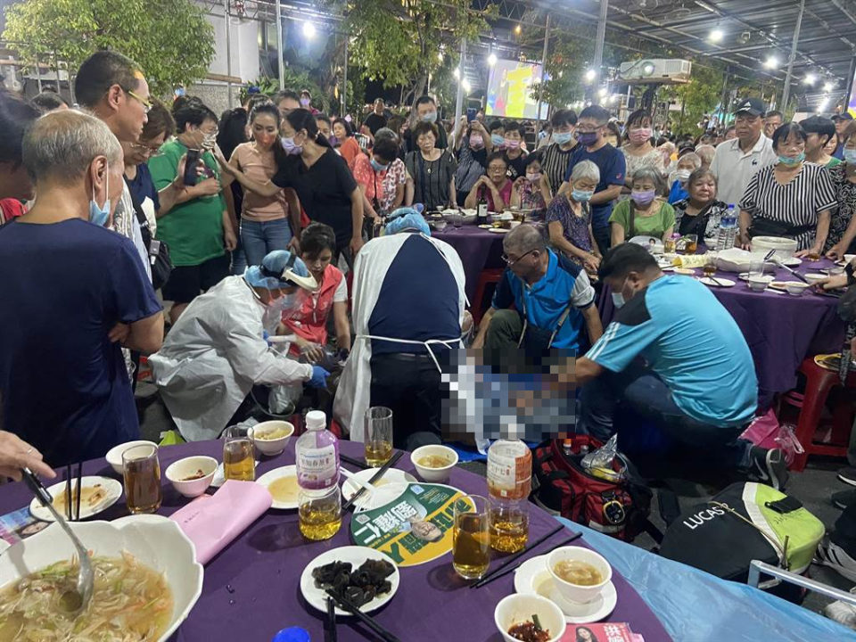 台北市環南綜合市場攤商今天舉辦聯誼晚會，結果一名62年次的男子，用餐到一半突然昏倒。（陳薏云攝）
