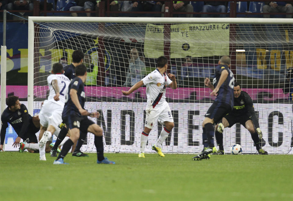Bologna midfielder Michele Pazienza, second from left, scores a goal during the Serie A soccer match between Inter Milan and Bologna at the San Siro stadium in Milan, Italy, Saturday, April 5, 2014. (AP Photo/Antonio Calanni)