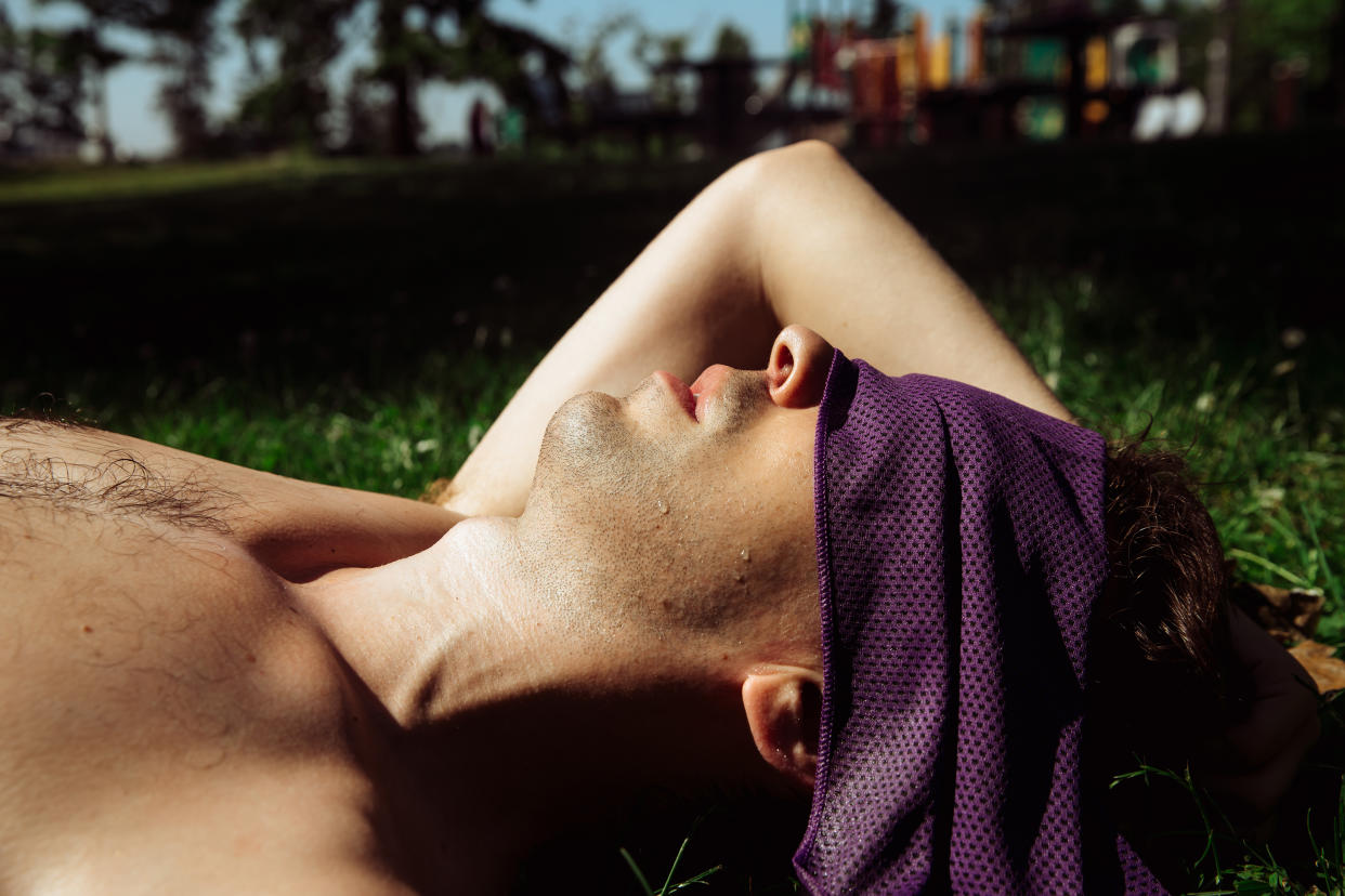 Un hombre tumbado al sol en Seattle, Washington, el 12 de junio de 2023. (Justin J Wee/The New York Times)