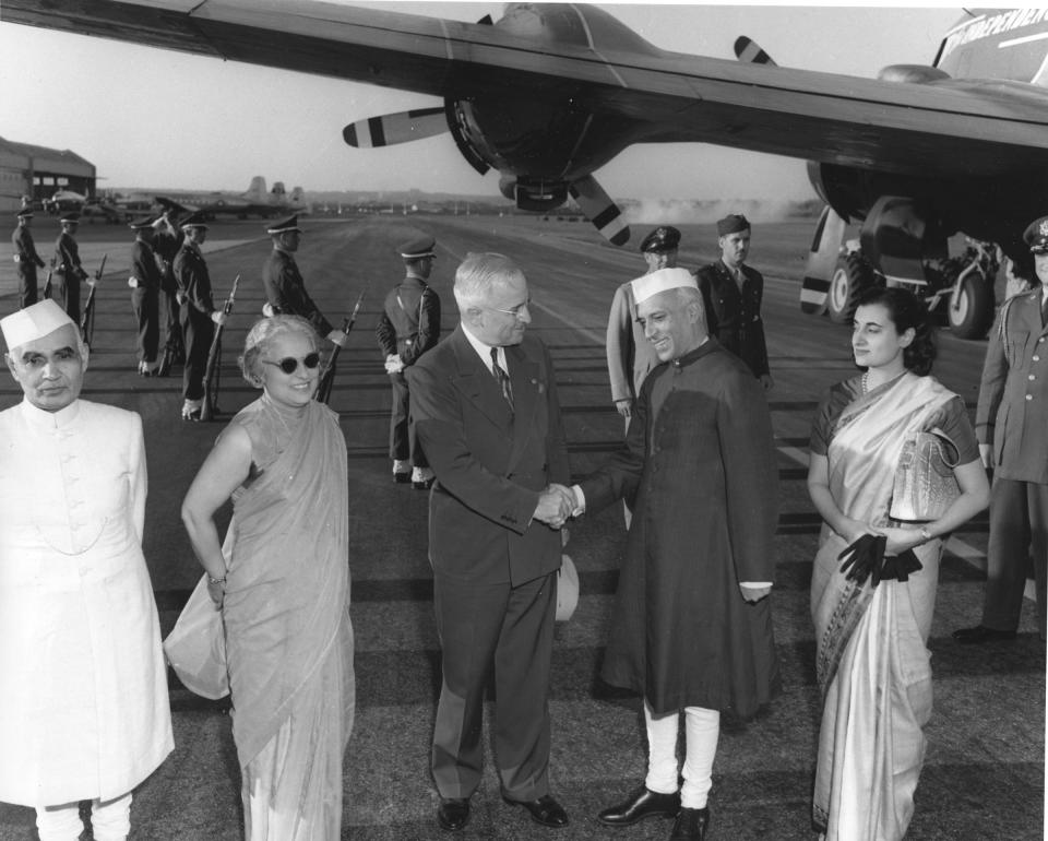 American President Harry S. Truman shakes hands with Indian Prime Minister Jawaharlal Nehru on the tarmac as Nehru’s sister, diplomat Vijaya Pandit, and daughter, future Indian Prime Minister Indira Gandhi, stand with them, in Washington D.C., on October 11, 1949.<span class="copyright">PhotoQuest/Getty Images)</span>