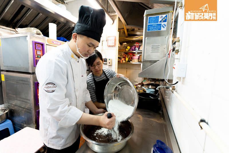 二人曾於台灣向當地師傅學師半個月以上，希望做出最好吃的古早味蛋糕給大家吃。