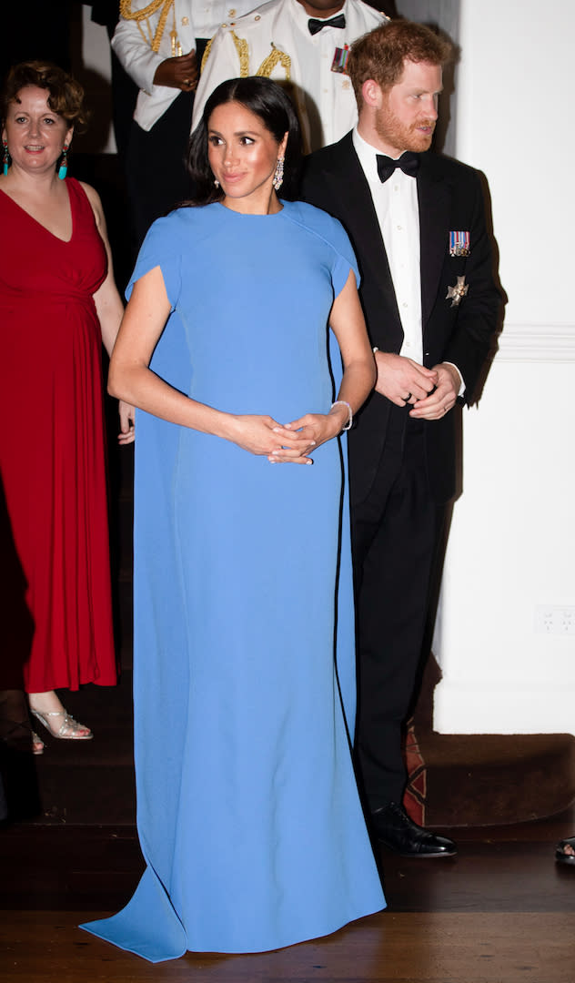 For a state dinner at the Grand Pacific Hotel in Fiji, the expectant mother dressed her bump in a £1,095.00 Fiji blue gown by Safiyaa. <em>[Photo: Getty]</em>