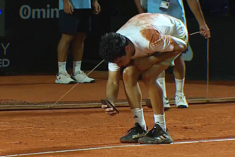 Jaume Munar fotografía el lugar de la cancha donde picó por última vez la pelota en su cuarto de final del Córdoba Open contra Facundo Bagnis; la umpire ya había dado por mala la bola, pero el español estaba convencido de que había sido buena.