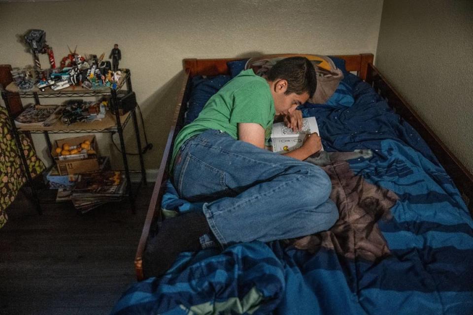 Max Morán Soto, de 14 años, usa su tableta en su habitación en su casa de Manteca, en agosto. Le encanta ver Bob Esponja.