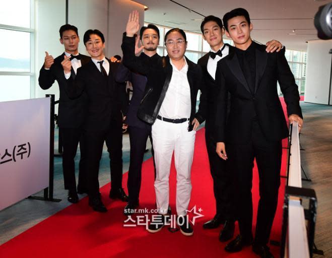 《韓山島海戰》導演金漢珉（右三）率領演員們一起出席釜日電影獎頒獎典禮。（翻攝自STAR TODAY）