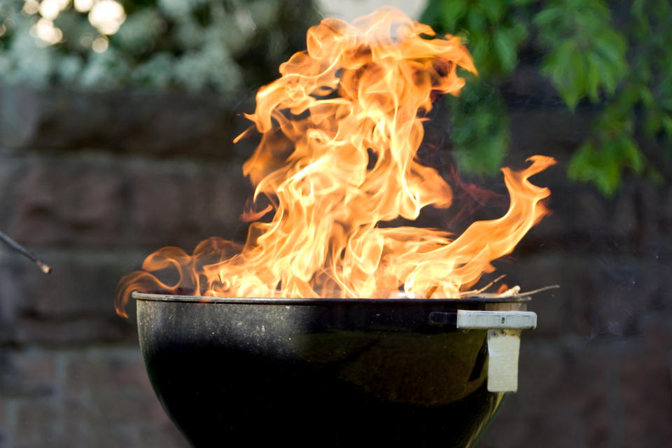 Barbacoa con potente fogata. Foto: Kelly Sillaste/ Getty Images