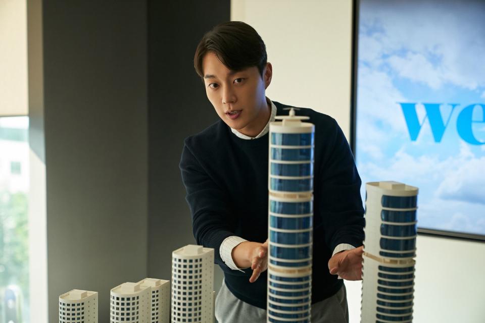 尹斗俊在《政客誠實中2》挑戰演反派。（車庫娛樂提供）
