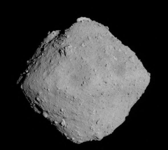 FOTO DE ARCHIVO. El asteroide carbonoso Ryugu se ve desde una distancia de aproximadamente 20 kilómetros durante la misión Hayabusa2 de la Agencia Espacial Japonesa el 30 de junio de 2018