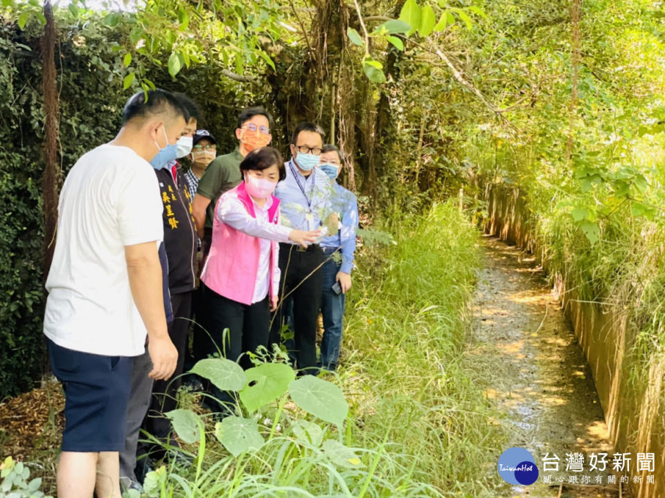 立委楊瓊瓔及臺中市議員吳顯森會勘大雅區東大路二段淹水問題。