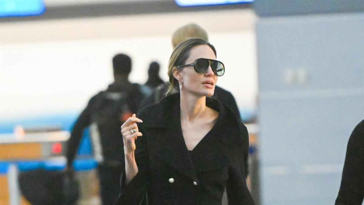 Angelina Jolie waves for the camera as she arrives at JFK Airport in New  York City