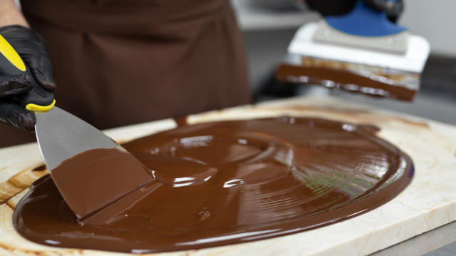 Tempering chocolate: tabliering method