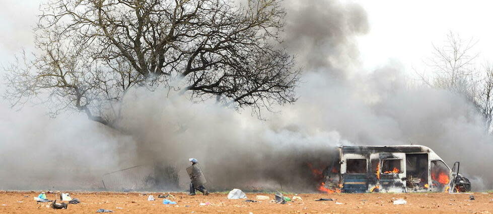 Plusieurs véhicules de la gendarmerie ont été incendiées à Sainte-Soline.  - Credit:YOHAN BONNET / AFP