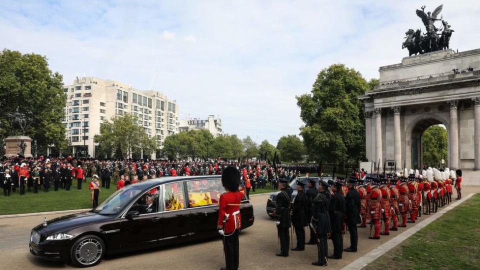 Coche fúnebre con el féretro de la reina Isabel II