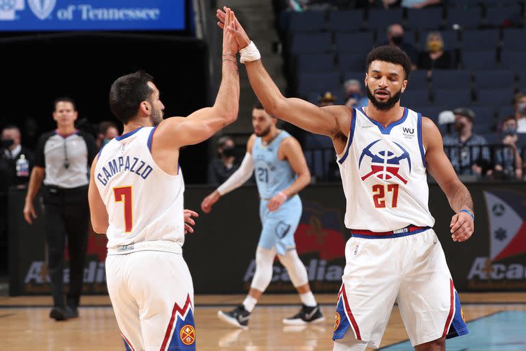 Facundo Campazzo se saluda con Jamal Murray luego de un triple del cordobés; ambos perimetrales tienen buen vínculo.