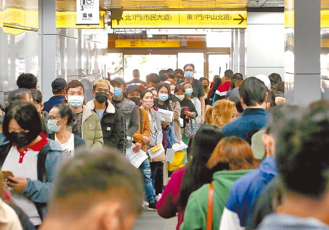 兒童不能打疫苗，不少家長憂心孩子染疫。圖為台北車站的中型接種站的畫面。（趙雙傑攝）