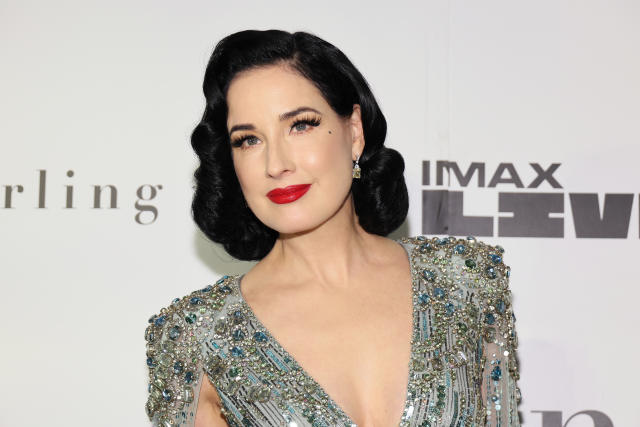 Insolite : Dita Von Teese dévoile sa version glamour du masque covid 