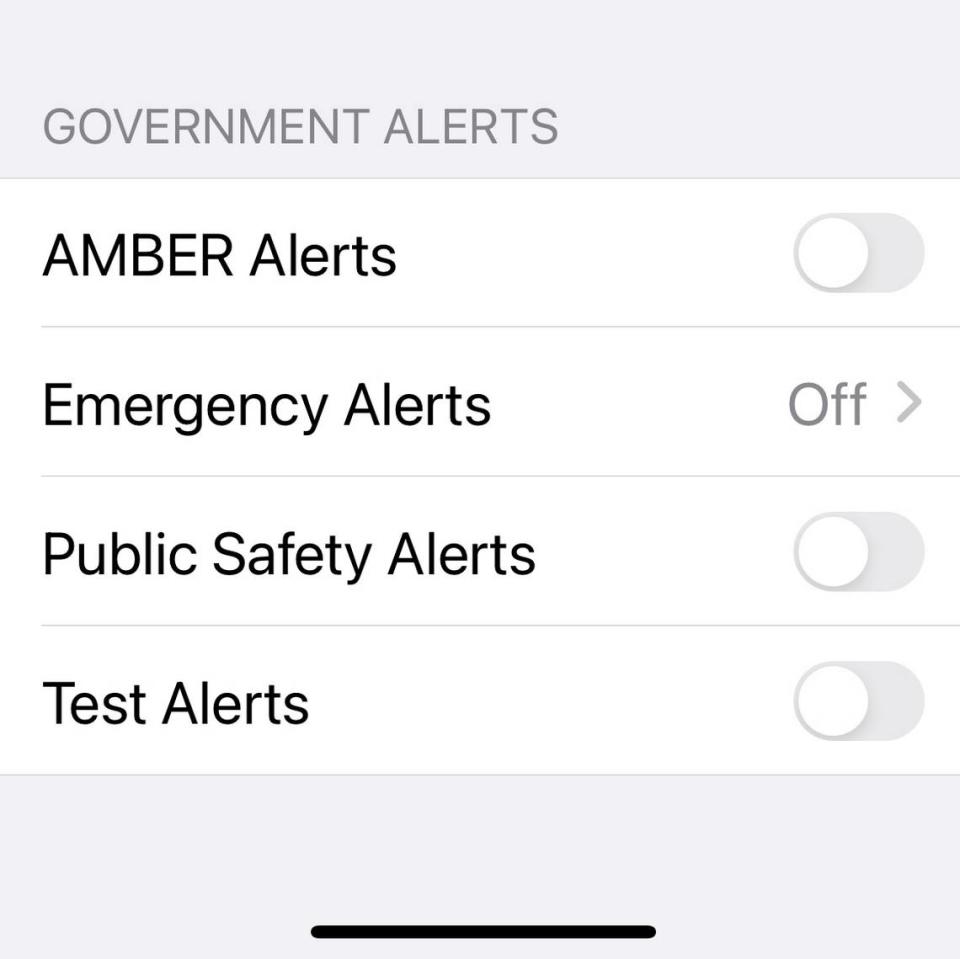 Configuración de notificaciones en un iPhone con las alertas gubernamentales desactivadas.