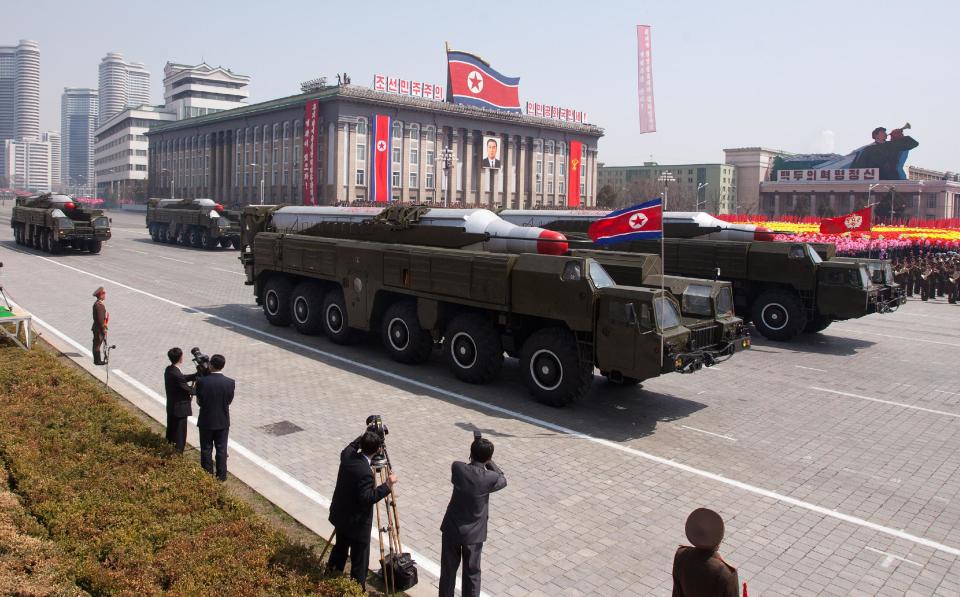 Misiles norcoreanos Musudan en un desfile por el 100º aniversario del nacimiento del líder Kim Il-Sung, el 15 de abril 2012 en Pyongyang. Corea del Norte transportó un segundo misil de medio alcance a su costa oriental y lo dispuso sobre un lanzamisiles móvil, informó este viernes la agencia surcoreana Yonhap, que cita a un responsable gubernamental en Seúl. (AFP/Archivo | Ed Jones)