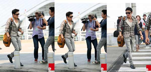 [Photo] Lee Byung Hun Greets Fans with Huge Grin at Airport