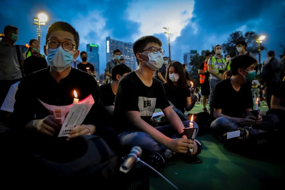 2020&#x005e74;6&#x006708;4&#x0065e5;&#x00ff0c;&#x008b66;&#x0065b9;&#x009996;&#x006b21;&#x004ee5;&#x0075ab;&#x0060c5;&#x0070ba;&#x007531;&#x007981;&#x006b62;&#x0096c6;&#x006703;&#x00ff0c;&#x004e00;&#x00773e;&#x006c11;&#x004e3b;&#x006d3e;&#x004eba;&#x0058eb;&#x00300c;&#x0081ea;&#x00884c;&#x00300d;&#x005230;&#x007dad;&#x005712;&#x0060bc;&#x005ff5;&#x00ff0c;&#x007f85;&#x0051a0;&#x008070;&#x003001;&#x009ec3;&#x004e4b;&#x0092d2;&#x003001;&#x004f55;&#x006842;&#x0085cd;&#x008207;&#x005c91;&#x006556;&#x006689;&#x005750;&#x005728;&#x007dad;&#x005712;&#x008db3;&#x007403;&#x005834;&#x004e0a;&#x009ede;&#x008d77;&#x0071ed;&#x005149;&#x003002;