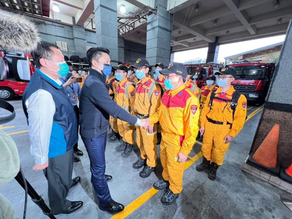 台北市長蔣萬安七日下午特前往消防局，為將出發至土耳其救援的第二梯搜救隊打氣加油，並提醒注意安全。（記者孫曜樟攝）