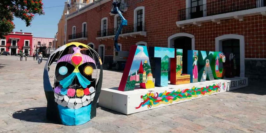 Artistas colocan Calaveras y Catrinas por Día de Muertos