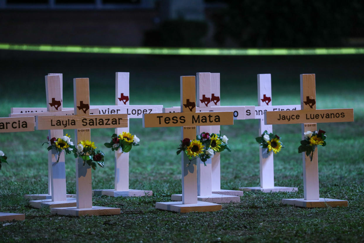 Memorial en honor a las víctimas de la masacre escolar en Uvalde. (Photo by Yasin Ozturk/Anadolu Agency via Getty Images)