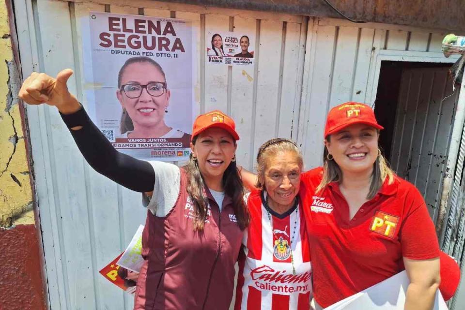 Evelyn Parra con vecinos de la alcaldía Venustiano Carranza