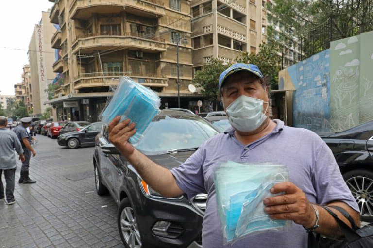 Un homme vend des masques de protection contre le coronavirus, à Beyrouth le 29 juillet 2020 - ANWAR AMRO © 2019 AFP