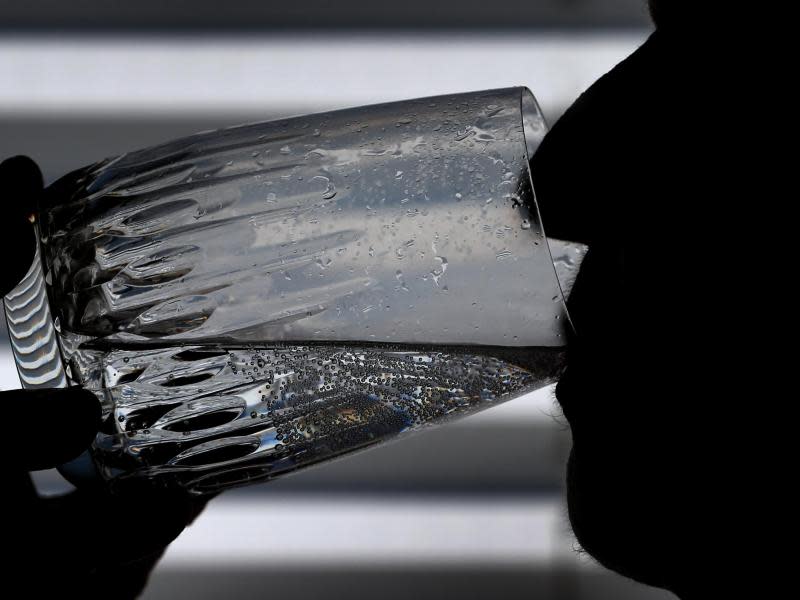 Bei Temperaturen über 30 Grad sollte man viel trinken, um den Kreislauf stabil zu halten. Am besten ist Wasser. Foto: Karl-Josef Hildenbrand /dpa