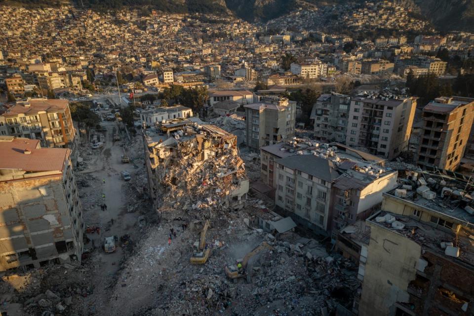 Bulldozers trabajan para despejar los escombros de los edificios destruidos (Getty Images)