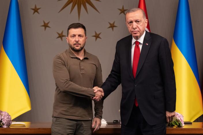 A photo of Ukrainian President Volodymyr Zelensky and Turkish President Recep Tayyip Erdogan shake hands during a press conference.