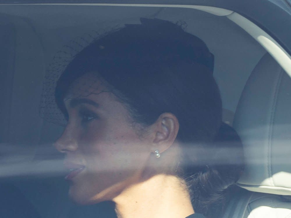 Herzogin Meghan auf der Fahrt nach Westminster Hall mit den Perlenohrringen der Queen. (Bild: imago/i Images)