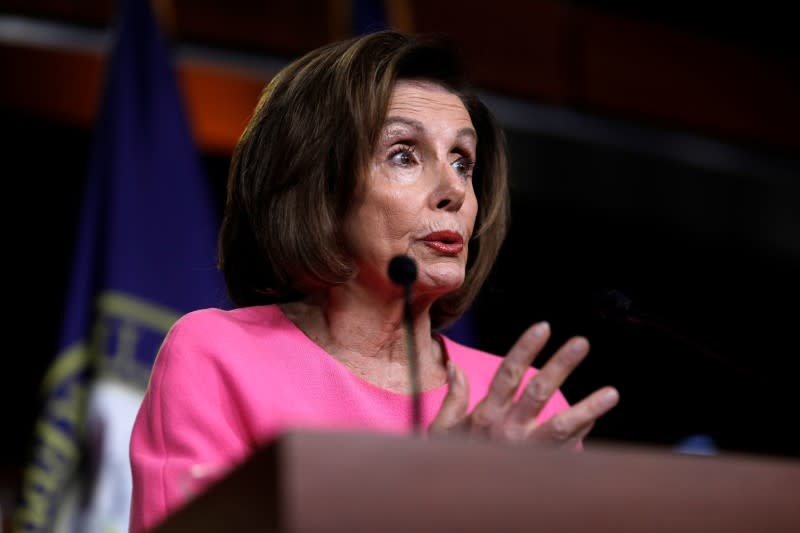 La presidenta de la Cámara de Representantes, Nancy Pelosi, habla durante una conferencia de prensa, tras la votación del Senado sobre el proyecto de ley de ayudas contra el coronavirus en el Capitolio de Washington