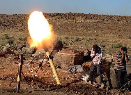 Rebel fighters fire mortar shells towards forces loyal to Syria's President Bashar al-Assad in Quneitra province, bordering the Israeli-occupied Golan Heights, Syria June 24, 2017. REUTERS/Alaa Al-Faqir