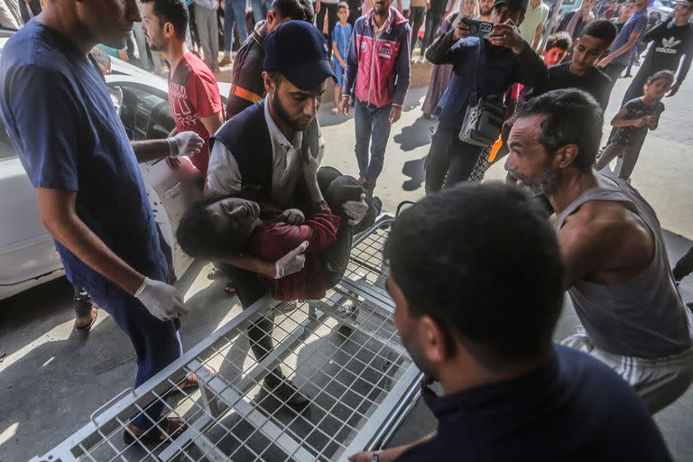 Los palestinos trasladan a una niña herida al Hospital Nasser después de un ataque aéreo en la ciudad de Khan Yunis.