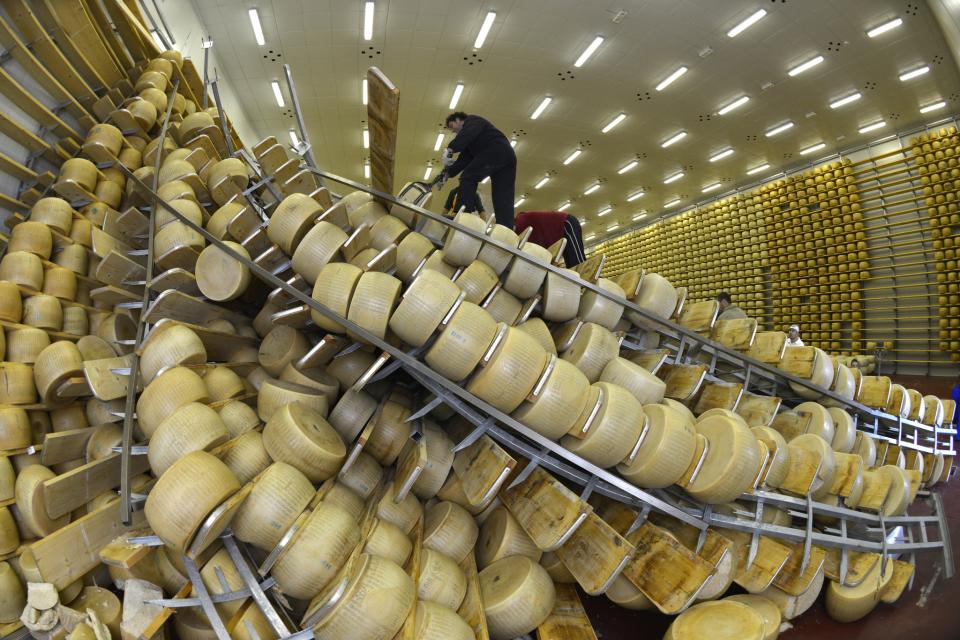 <b>Il Parmigiano distrutto</b>. Il sisma dell’Emilia si è accanito soprattutto contro l’agricoltura e l’agroalimentare. Oltre 50mila aziende di un territorio che produce il 10 per cento del Pil agricolo nazionale hanno subito <b>danni per 2 miliardi e 400 milioni</b>. Tra le produzioni agroalimentari locali più colpite c’è sicuramente il Parmigiano Reggiano. Ben 600mila le forme cadute a terra, danneggiati gravemente 37 caseifici di Modena, Reggio Emilia, Mantova e Bologna e oltre 600 allevamenti.