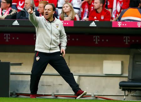 VfB Stuttgart's coach Alexander Zorniger reacts during their Bundesliga first division soccer match against Bayern in Munich, Germany November 7, 2015. REUTERS/Michael Dalder