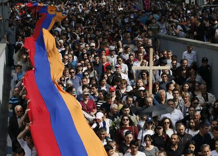 People carry a giant Armenian flag during a rally to commemorate the 103rd anniversary of mass killing of Armenians by Ottoman Turks, in Yerevan, Armenia April 24, 2018. REUTERS/Gleb Garanich