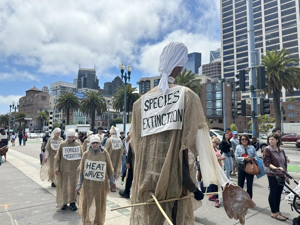 夏威夷山火後，舊金山民眾自發遊行，敦促環境保護立法。（記者李怡╱攝影）