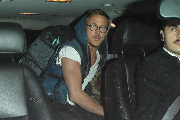 Ryan Gosling mit Brille im Auto